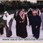 صورة في منزل أحمد المشاري ويظهر فيها أحمد المشاري والفنان نبيل شعيل والفنان عبد الله الرويشد